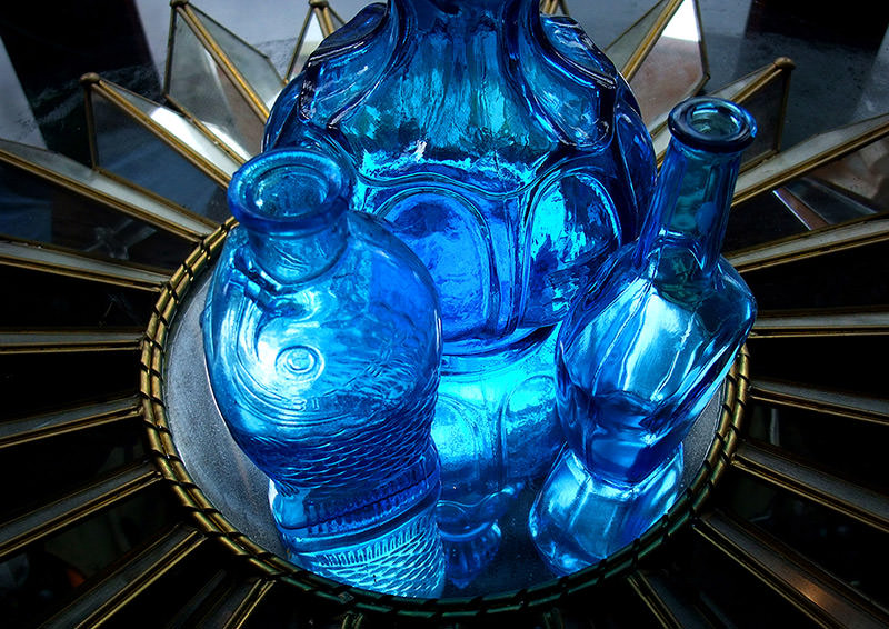 青いガラスのボトル